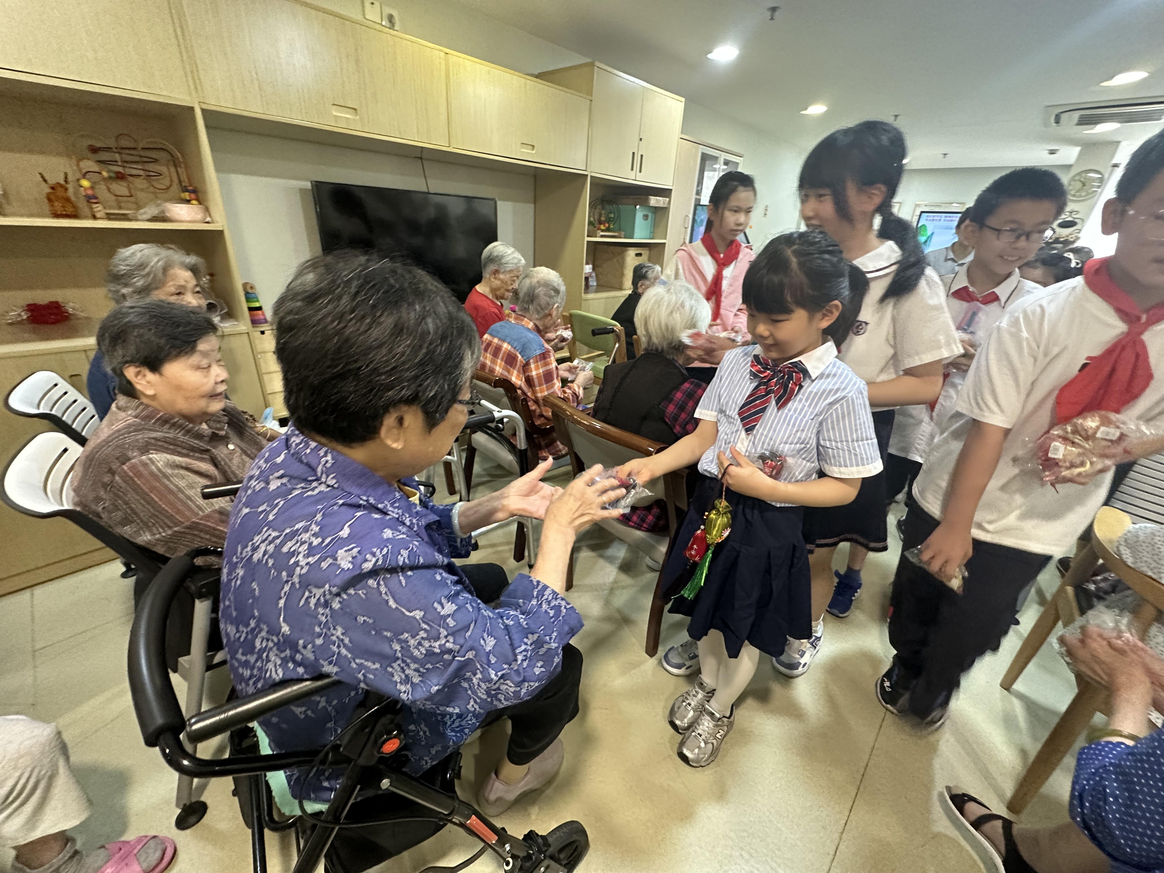 敬老情暖瞿溪路小学志愿者慰问五里桥街道为老服务中心